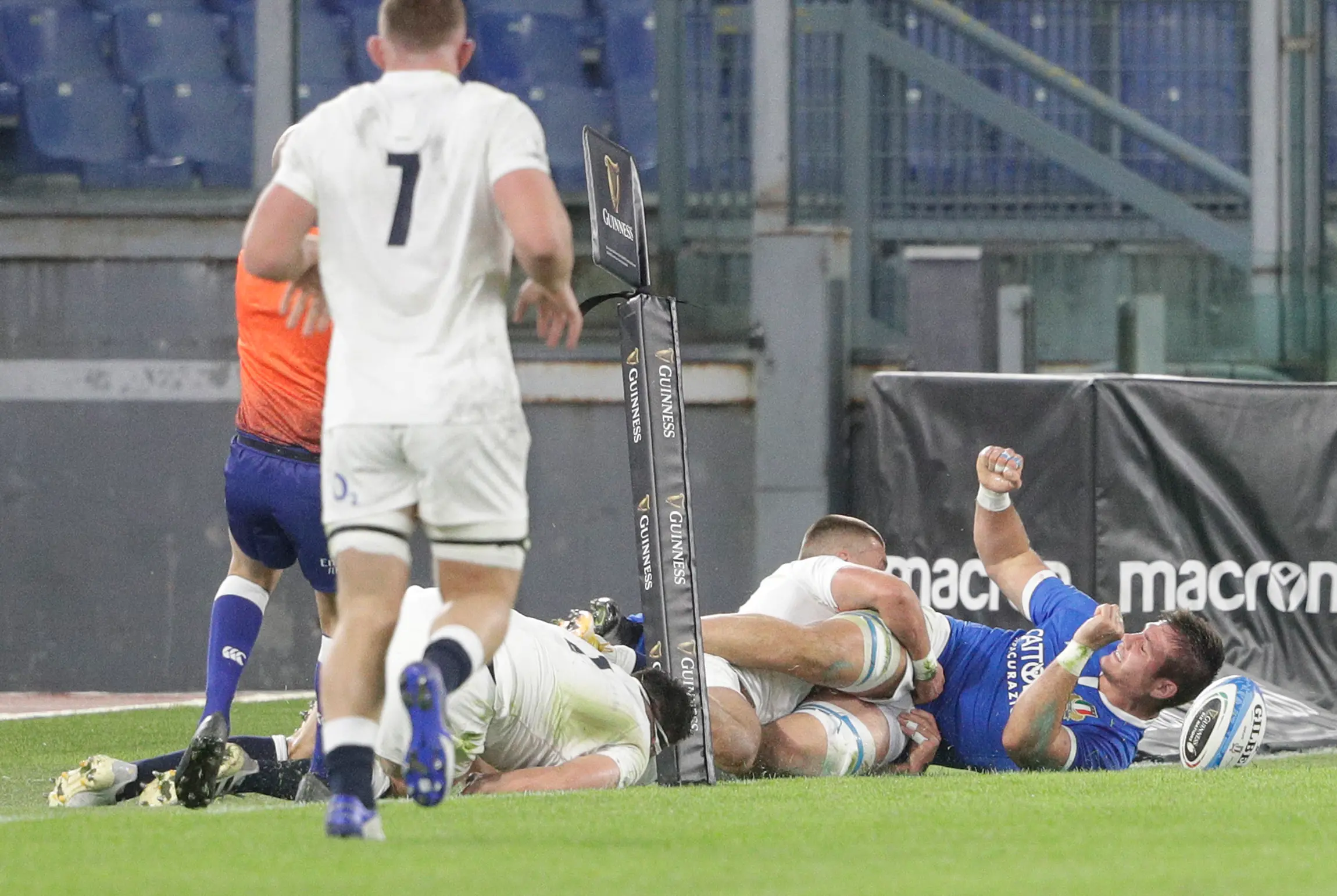Jake Polledri esulta dopo la meta segnata all'Inghilterra nel 2020 all'Olimpico