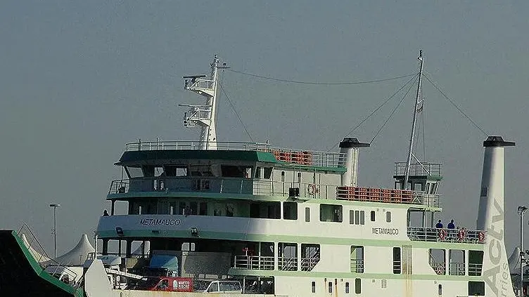 Uno dei ferry che assicurano il collegamento tra Lido e la terraferma