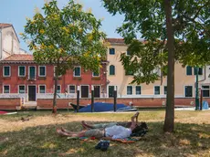 VENICE, ITALY - JUNE 23: Tourists rest in the shade of a tree for protection from the sun and heat on July 23, 2017 in Venice, Italy. An intense heatwave is sweeping across many regions in Italy, prompting local councils to issue a number of high level alerts. (Photo by Awakening/GC Images,)