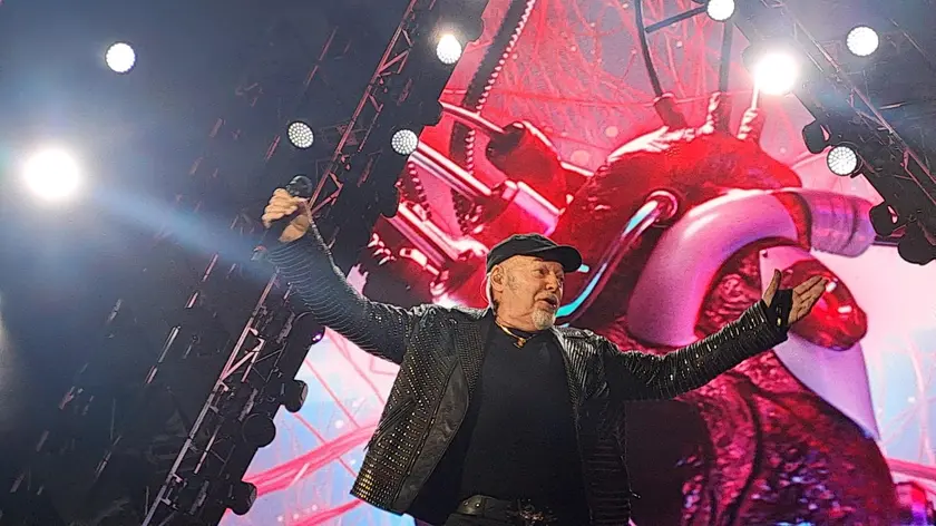 Vasco Rossi durante il concerto di ieri sera allo stadio San Nicola di Bari, 26 giugno 2024. Il cantautore replicherà oggi e poi ancora il 29 e 30 giugno. ANSA / Vincenzo Chiumarulo /// Vasco Rossi during his concert at San Nicola stadium, in Bari, Italy, 26 June 2024. The Italian singer-songwriter will repeat today and then again on 29 and 30 June. ANSA / Vincenzo Chiumarulo