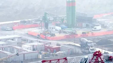 I LAVORI. Due immagini del cantiere allestito per la costruzione del nuovo ospedale della Bassa