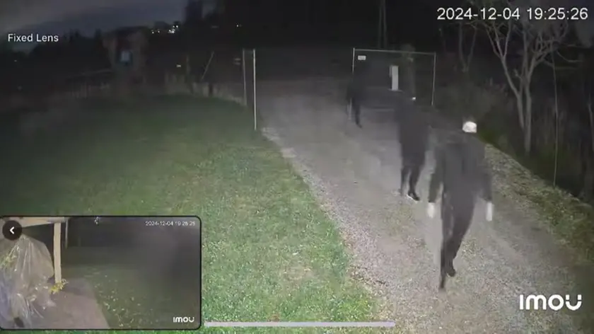 I ladri entrano nel giardino della villetta