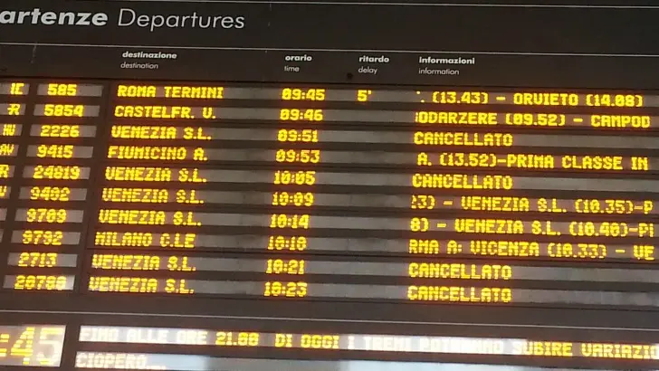 Il tabellone elettronico delle partenze stamattina alla stazione di Padova
