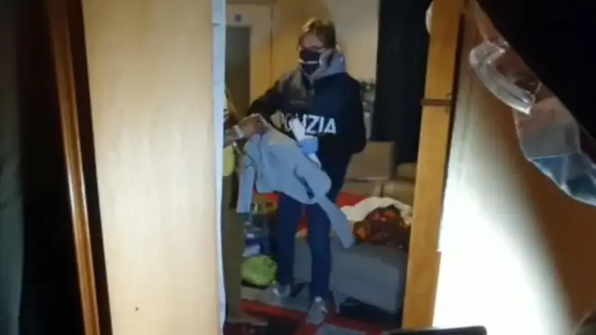 Un frame tratto da un video, reso disponibile dalla Polizia di Stato, che riguarda l'operazione chiamata "Viking" o "Norsemen Kclub International" che ha portato all'emissione di decine di provvedimenti restrittivi di natura cautelare, in corso di esecuzione, nei confronti di appartenenti ad un'organizzazione nigeriana di stampo mafioso, Torino, 28 ottobre 2020. Oltre duecento agenti sono impegnati da questa mattina all'alba nella vasta operazione di Polizia, condotta dalle Squadre Mobili di Torino e di Ferrara. ANSA / Ufficio Stampa - Polizia di Stato +++ ANSA PROVIDES ACCESS TO THIS HANDOUT PHOTO TO BE USED SOLELY TO ILLUSTRATE NEWS REPORTING OR COMMENTARY ON THE FACTS OR EVENTS DEPICTED IN THIS IMAGE; NO ARCHIVING; NO LICENSING +++