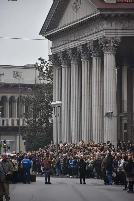 DINELLO - DINO TOMMASELLA - SAN DONA' DI PIAVE - FUNERALE MORIA ORFEI- LA GENTE IN PIAZZA E LUNGO LE STRADE
