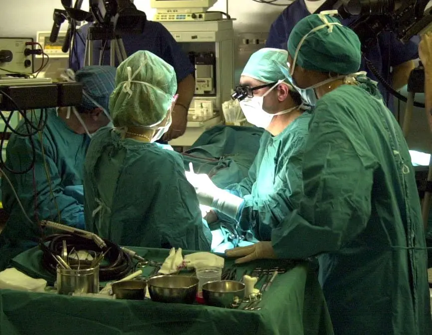 DIGITALFOTO LEGNANO INTERVENTO IN SALA OPERATORIA OSPEDALE (Per provincia Pag. 1 pos. 1 B )