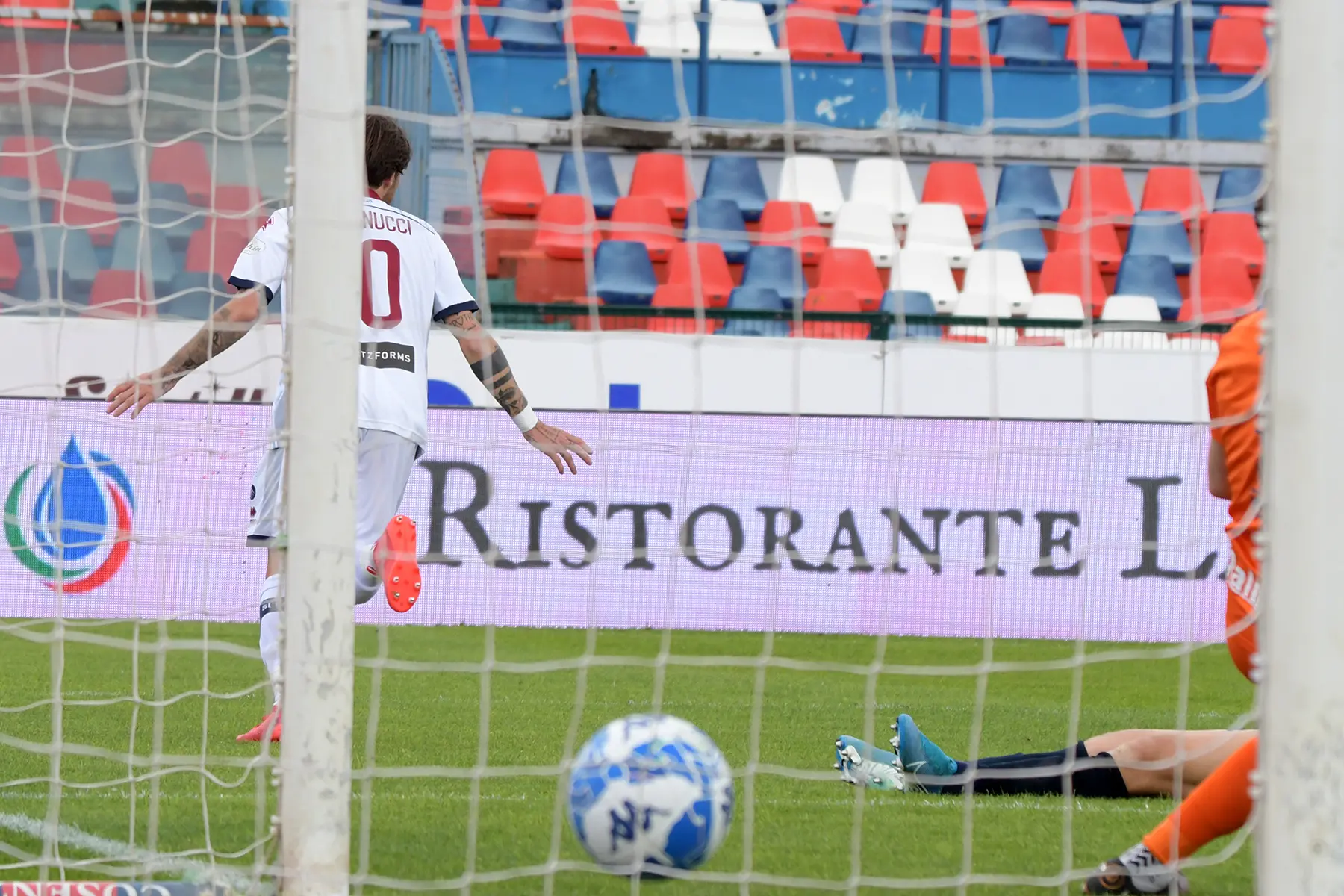 L'esultanza di Antonucci dopo il gol