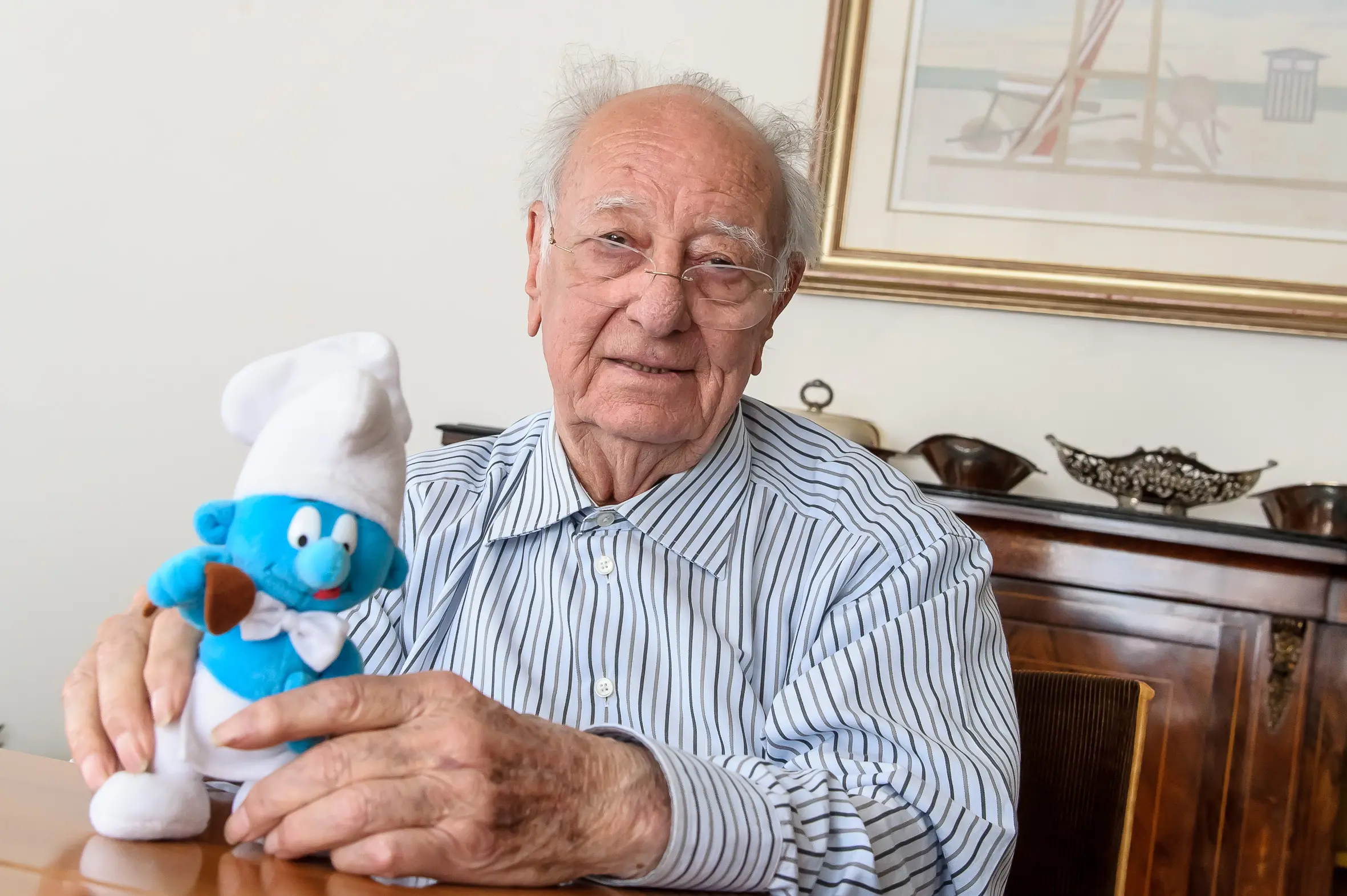 Nazzareno Tolone con un peluche dei Puffi
