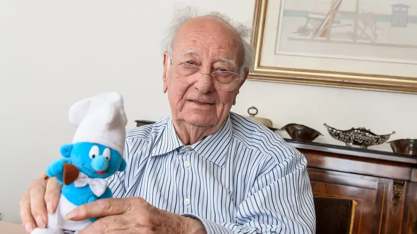 Nazzareno Tolone con un peluche dei Puffi