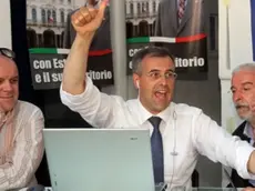 LA GIOIA. La vittoria è sicura: Giancarlo Piva esulta davanti al computer nella sua sede elettorale