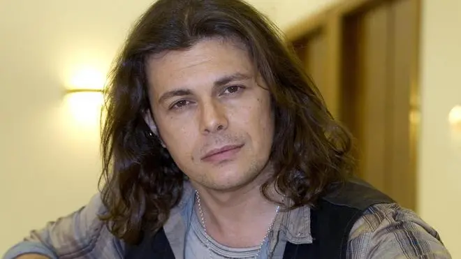 Il cantautore Gianluca Grignani durante il programma Supermax negli studi Radio2 di via Asiago a Roma, 23 marzo 2012. ANSA/CLAUDIO PERI