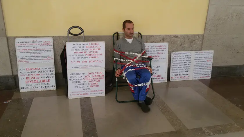 Nicola Amatulli durante una delle sue proteste quotidiane sotto il municipio