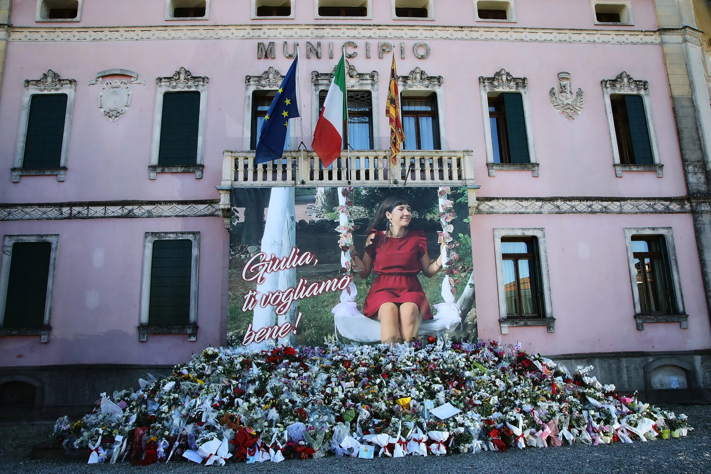 23/11/2023 Vigonovo. Gigantografia di Giulia Cecchettin e fiori sulla facciata del municipio