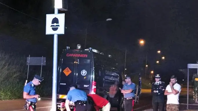 I carabinieri sul luogo dove è stato fatto esplodere l'autovelox