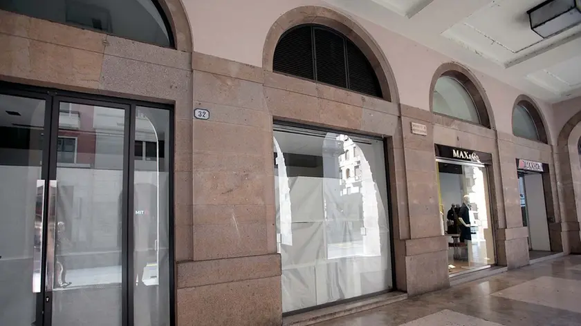 TOME' - AGENZIA BIANCHI - PADOVA - NEGOZIO TRUSSARDI CHIUSO VIA FILIBERTO