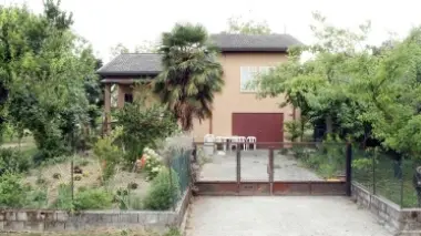 L’ABITAZIONE. La casa dove risiedeva Antonietta Martinengo. A sinistra: l’anziana