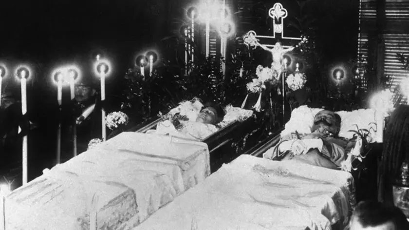 June 1914, Sarajevo, Bosnia and Herzegovina --- Austro-Hungarian Archduke Franz Ferdinand lies in an open coffin beside his wife Sophie, the Duchess of Hohenburg, after their assassination by Serbian nationalist Gavrilo Princip in Sarajevo on 28th June 1914. The assassination sparked World War I. --- Image by © Hulton-Deutsch Collection/CORBIS