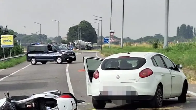 Lo scontro tra un'auto e una moto è avvenuto nella mattinata di venerdì 21 giugno sulla statale 16