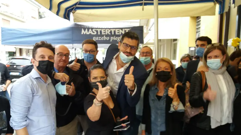 Filippo Lazzarin festeggia con i suoi