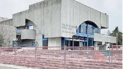 Il Palazzo del turismo nel degrado a Montegrotto