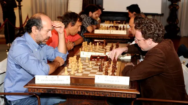 Malaman Torneo di scacchi nella biblioteca del Castello Cini, la prima delle prove per il Palio 2009. Nella foto: massima concentrazione