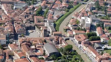 L’ASSESSORE. Alberto Negrello e, sopra, il centro storico di Monselice visto dalla Rocca