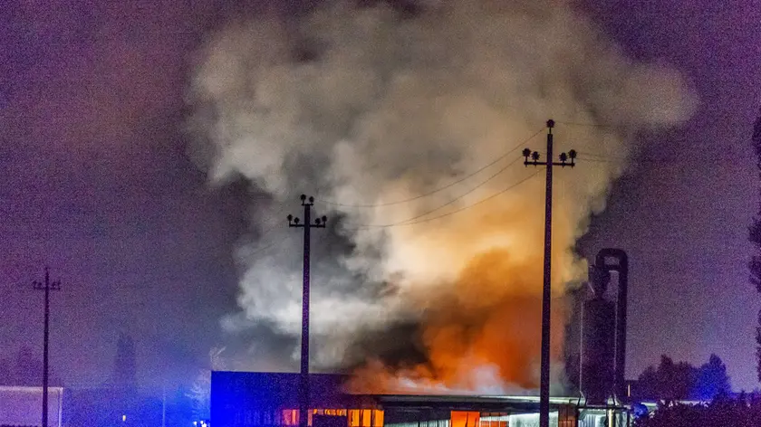 Le fiamme a Casale di Scodosia (foto Zangirolami)