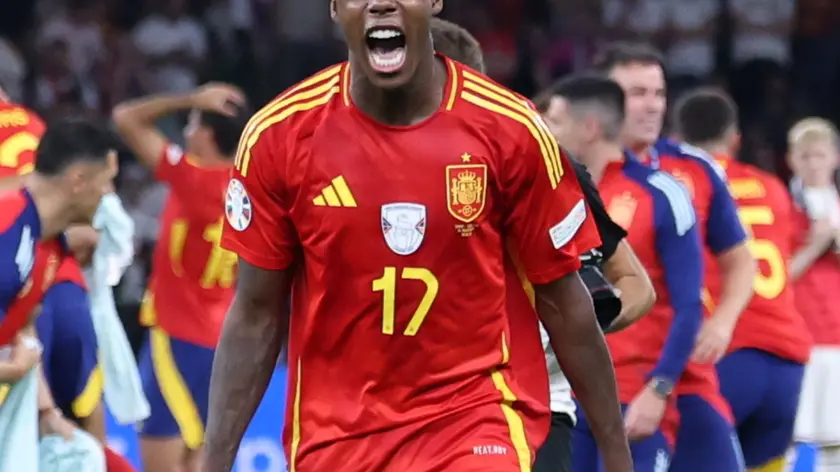 epa11478850 Nico Williams of Spain celebrates after winning the UEFA EURO 2024 final soccer match between Spain and England, in Berlin, Germany, 14 July 2024. EPA/CHRISTOPHER NEUNDORF