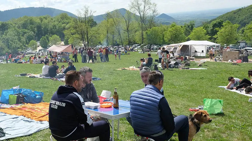 BELLUCO - FOTOPIRAN - TEOLO- PIC NIC DI PASQUETTA ALLE FIORINE