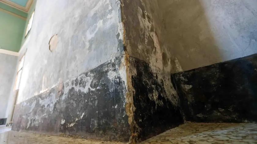 Le macchie di umidità al piano nobile e sotto il cornicione staccato