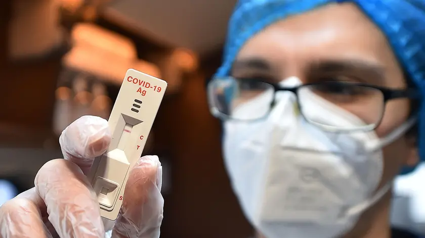 In una foto d'archivio, un operatore sanitario controlla un tampone rapido, 5 agosto 2022. Sono 38.219 i nuovi contagi da Covid registrati nelle ultime 24 ore, secondo i dati del ministero della Salute. Ieri i contagiati erano stati 42.976. Le vittime sono 175, in aumento rispetto alle 161 di ieri. Il tasso è 17%, stabile rispetto al 17,7% di ieri. Sono stati eseguiti in tutto, tra antigenici e molecolari, 223.852 tamponi. ANSA/ALESSANDRO DI MARCO