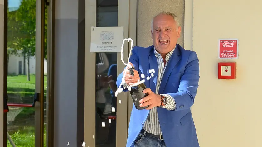 Vittorio Vascon festeggia la vittoria stappando una bottiglia (FOTO ZANGIROLAMI)