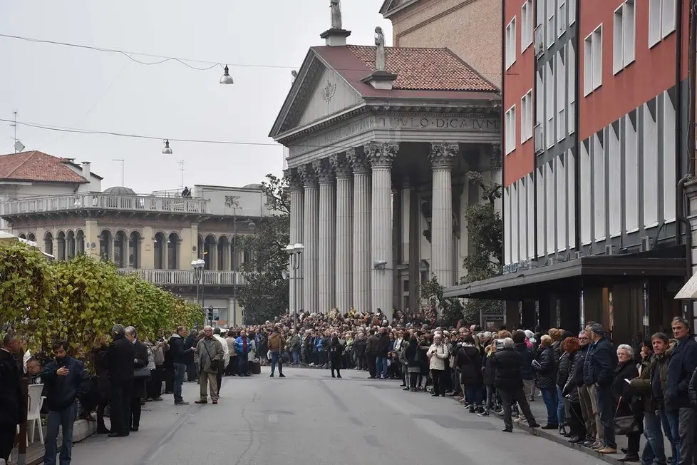 DINELLO - DINO TOMMASELLA - SAN DONA' DI PIAVE - FUNERALE MORIA ORFEI- LA GENTE IN PIAZZA E LUNGO LE STRADE