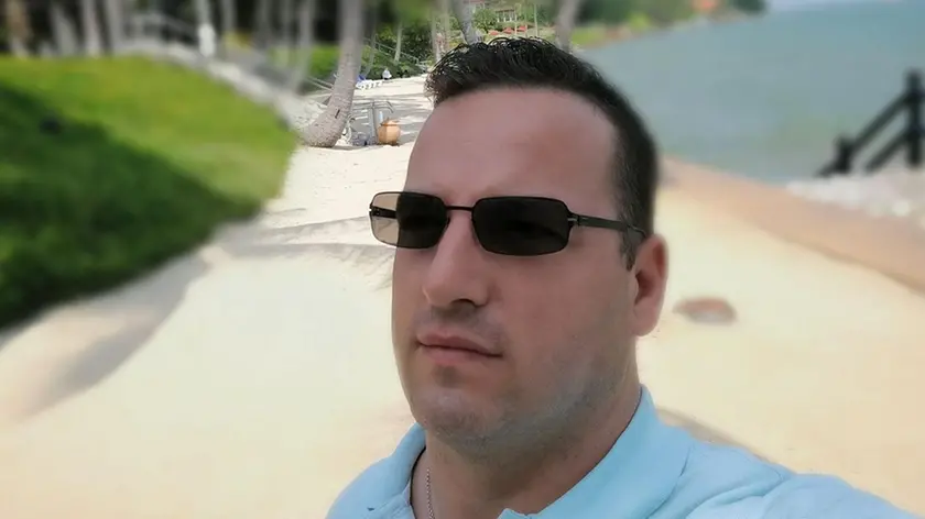 Uno dei selfie “esotici” di Christian Visentin, che vive a Dubai ed è accusato di truffa sulla vicenda degli investimenti Nft