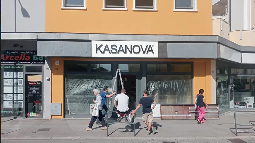 Le vetrine del nuovo negozio Kasanova all’Arcella