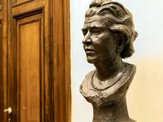 "Oggi Lina Merlin, prima donna eletta al Senato, torna a Palazzo Madama. Tra poco, scopriremo il busto bronzeo della nostra prima Senatrice. È un momento davvero importante per questa Istituzione, che ho fortemente voluto per il suo valore storico e simbolico. Ed è una emozione condividerlo con tutti voi", ha detto il Presidente del Senato Elisabetta Casellati aprendo il suo intervento alla cerimonia della collocazione del busto bronzeo di Lina Merlin a Palazzo Madama, a fianco dell'ingresso dell'Aula, Roma, 11 maggio 2021. ANSA / Immagine tratta dal profilo Twitter Senato Repubblica +++ATTENZIONE LA FOTO NON PUO' ESSERE PUBBLICATA O RIPRODOTTA SENZA L'AUTORIZZAZIONE DELLA FONTE DI ORIGINE CUI SI RINVIA+++ +++NO SALES; NO ARCHIVE; EDITORIAL USE ONLY+++