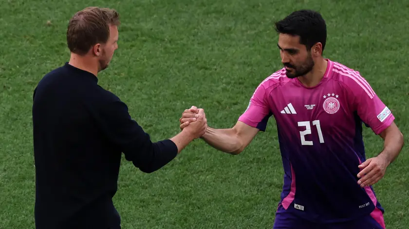 epa11423555 Ilkay Gundogan of Germany (R) shakes hands with his head coach Julian Nagelsmann as he leaves the pitch during the UEFA EURO 2024 Group A soccer match between Germany and Hungary, in Stuttgart, Germany, 19 June 2024. EPA/MOHAMED MESSARA