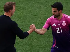 epa11423555 Ilkay Gundogan of Germany (R) shakes hands with his head coach Julian Nagelsmann as he leaves the pitch during the UEFA EURO 2024 Group A soccer match between Germany and Hungary, in Stuttgart, Germany, 19 June 2024. EPA/MOHAMED MESSARA