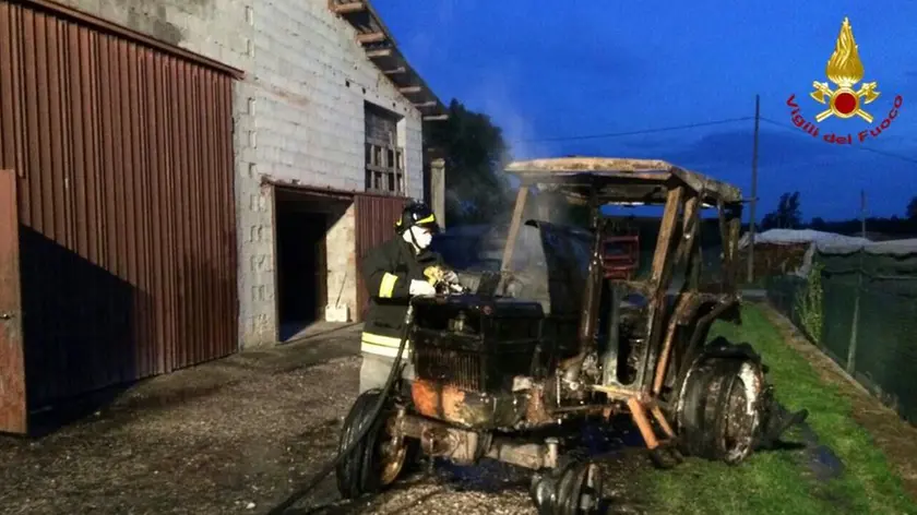 Il vecchio trattore andato a fuoco