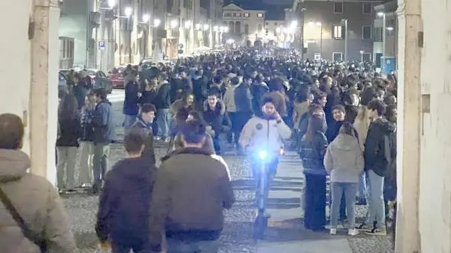 Con i primi caldi il Portello è tornato al centro della movida: sopra alcuni momenti della serata di mercoledì, tra le più gettonate dai giovani e tra le più temute dai residenti (FOTO BIANCHI)