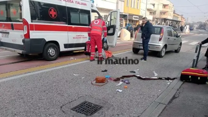I soccorsi all'anziana travolta in via Aspetti