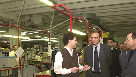 PD 06/04/2000 G.M. ZONA INDUSTRIALE BRUGINE VISITA MINISTRO LETTA UN TECNICO SPIEGA AL MINISTRO LETTA (al centro) E AL PRESIDENTE ROSSI LUCIANI (a dx) (SALMASO)
