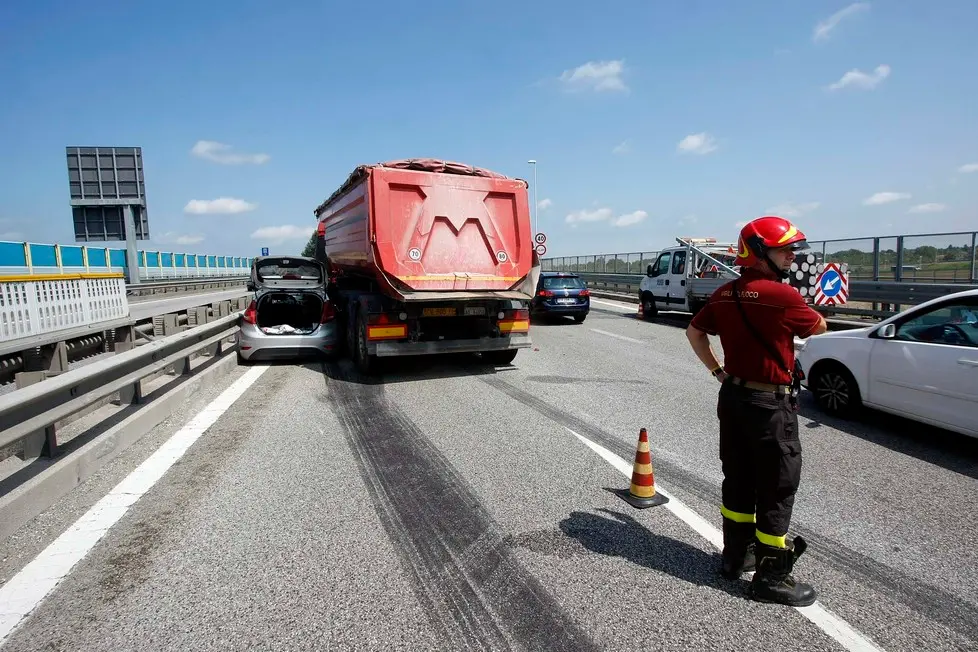 BARON - AGENZIA BIANCHI - PADOVA - INCIDENTE IN TANGENZIALE