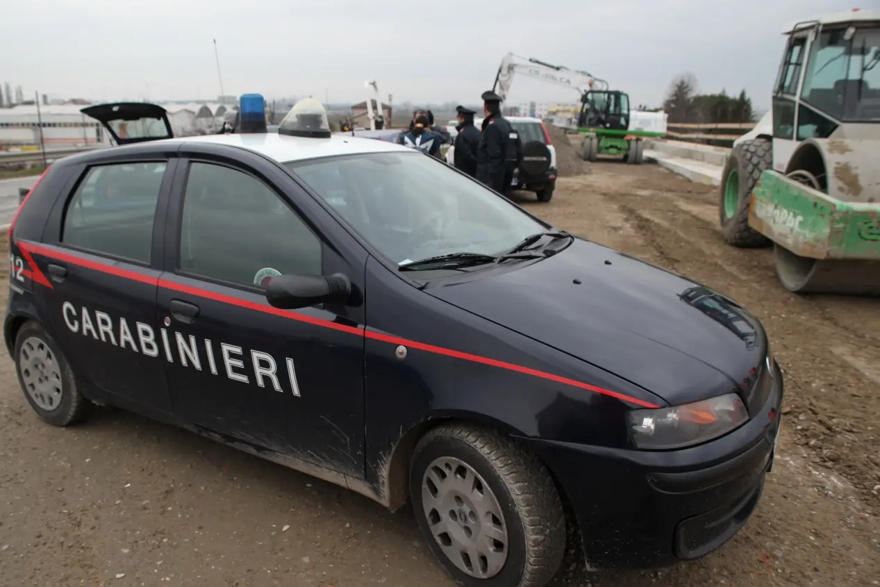 I carabinieri in un cantiere edile