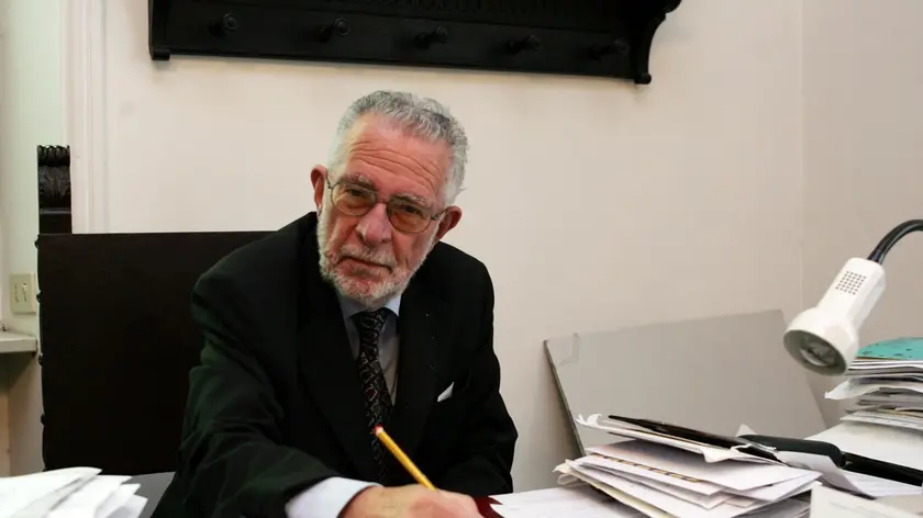 20060224 - ROMA - POL : AMOS LUZZATTO SI DIMETTE DA PRESIDENTE UCEI. LA DECISIONE PER MOTIVI DI SALUTE ..Il presidente dell' Unione delle comunita' ebraiche italiane (Ucei) Amos Luzzatto nel suo studio a Roma in un'immagine d'archivio del 16 settembre 2005. Amos Luzzatto si e' dimesso oggi da dalla carica. La decisione e' dovuta a motivi di salute.Luzzatto ha comunicato le sue dimissioni al Consiglio dell'Unione, una cui seduta, gia' da tempo prevista, si svolgera' domenica prossima...MAURIZIO BRAMBATTI-ARCHIVIO / ANSA / PAL