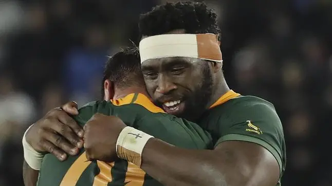 epa07966364 South African captain Siya Kolisi (R) and Handre Pollard (L) embrace after the Rugby World Cup final match between England and South Africa at the International Stadium Yokohama, Kanagawa Prefecture, Yokohama, Japan, 02 November 2019. EPA/MARK R. CRISTINO EDITORIAL USE ONLY/ NO COMMERCIAL SALES / NOT USED IN ASSOCATION WITH ANY COMMERCIAL ENTITY