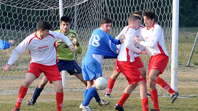 Casalserugo, 03 Mar 2013 Partita calcio Casalserugo Bovolenta (bianchi) - Campodarsego (azzurri). Nella foto: ressa, concitazione e strattonate in area piccola del Casals. ph. Zangirolami