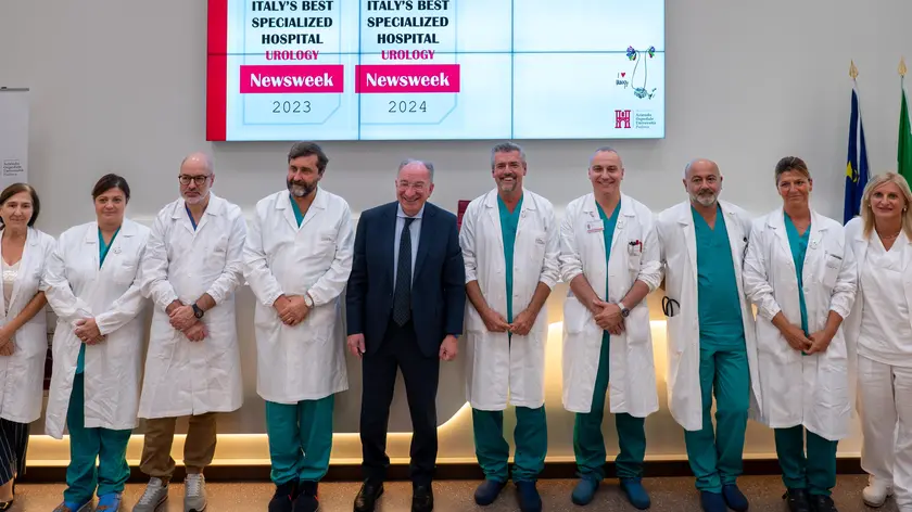Il dg Giuseppe Dal Ben e il prof Fabrizio Dal Moro al centro del team di Urologia che si occupa di attività robotica