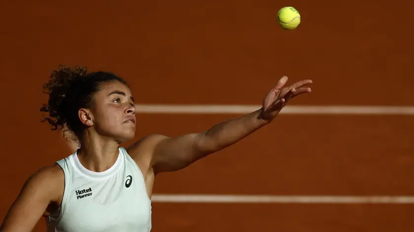 epa11393756 Jasmine Paolini of Italy in action during her Women's Singles semi final match against Mirra Andreeva of Russia during the French Open Grand Slam tennis tournament at Roland Garros in Paris, France, 06 June 2024. EPA/YOAN VALAT