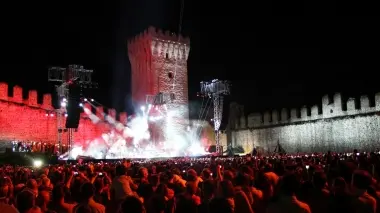 L’EVENTO DI ESTE. Alcune immagini del memorabile concerto dei Pooh svoltosi sabato sera nell’anfiteatro del castello di Este, reso ancora più bello dall’«incendio» delle mura e del mastio